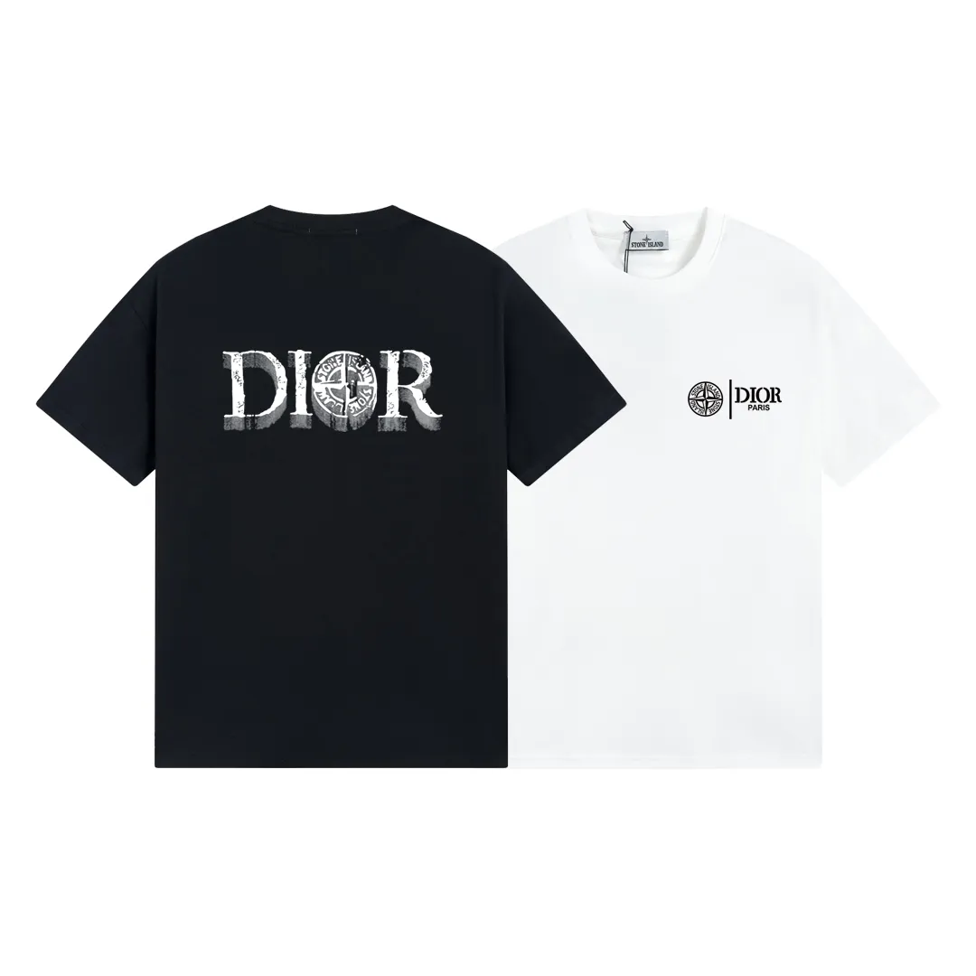 W605#P110💰 2025🆕 Stone lsland/Stone Island joint Dior printed short-sleeved T-shirt ⚠️[Original creation with high control of details] -Made of 260g combed cotton double yarn, soft and comfortable to the touch, sweat-absorbent and breathable. -Simple basic and versatile style, original quality, the first choice for couples. -Made by a large factory, four needles and five threads on the shoulder, neat alignment, high quality workmanship. -Same style for men and women. Very versatile, one piece for everyone, details are clearly visible. Color: black and white black blue white Size: M L
